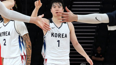 “6연패? 그땐 제가 없었잖아요” 이현중 3점슛 7방 폭발…이란 꺾고 결승 이끌었다