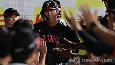 오지환 홈런 2방·4타점 폭발! LG 선두 kt에 12-1 대승…최형우는 최고령 100타점 새 역사
