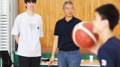 금메달 걸고 모교 찾은 이현중 “꿈은 말도 안 되게 크게”