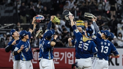 1회부터 7점 폭발한 NC, 한화 10연패 몰아넣고 가을야구 희망 살렸다