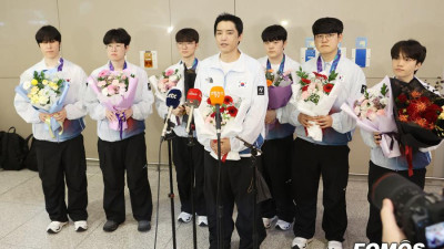 [포토]아시아 정상 찍은 '리그오브레전드' 국가대표 선수단, 팬들 환호 속 입국