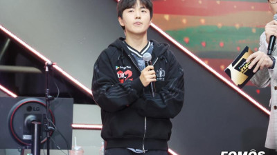 [포토]SOOP ASL 시즌22 결승전 무대에 나선 '러쉬' 유영진